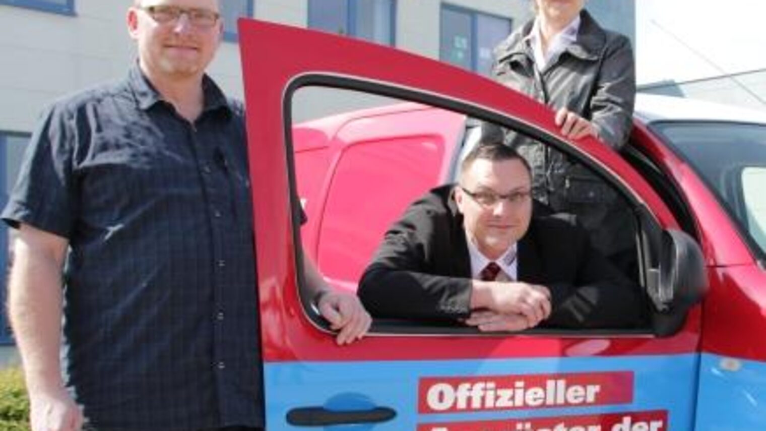 Kreishandwerksmeister Thomas Erdmann, Dominik Kaese und Sabine Schmidt von der Thüringer Fleischergenossenschaft nahmen das Elektrofahrzeug in Nohra in Empfang.