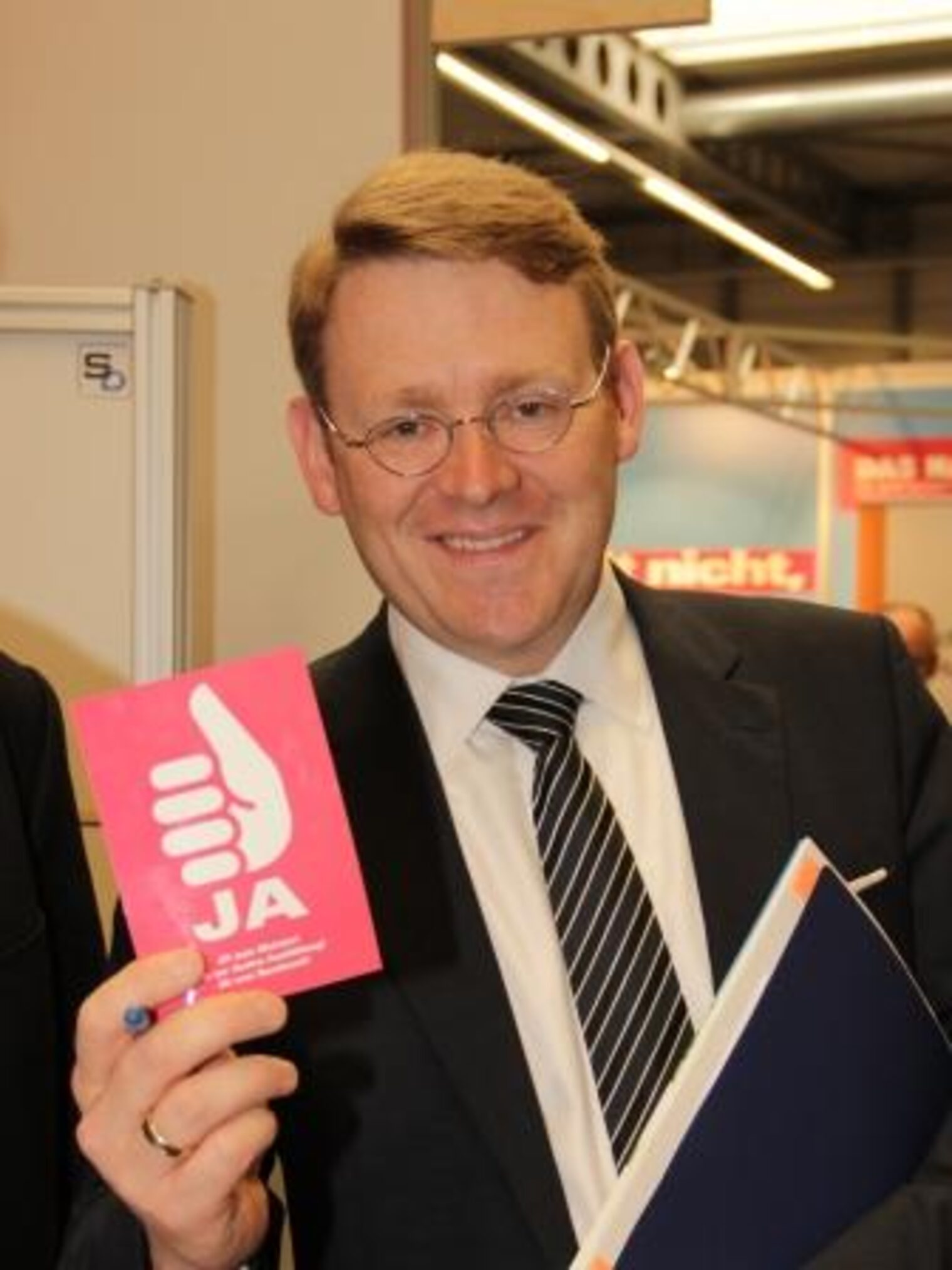 Thüringens Bau- und Verkehrsminister Christian Carius unterzeichnete während der Messe "Haus.Bau.Energie." die Aktionskarte "Ja zum Meister".