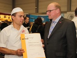 Vorbidlicher Ausbildungsbetrieb: Bäckermeister Lars Thieme erhielt die Urkunde während des Forums Berufsstart.