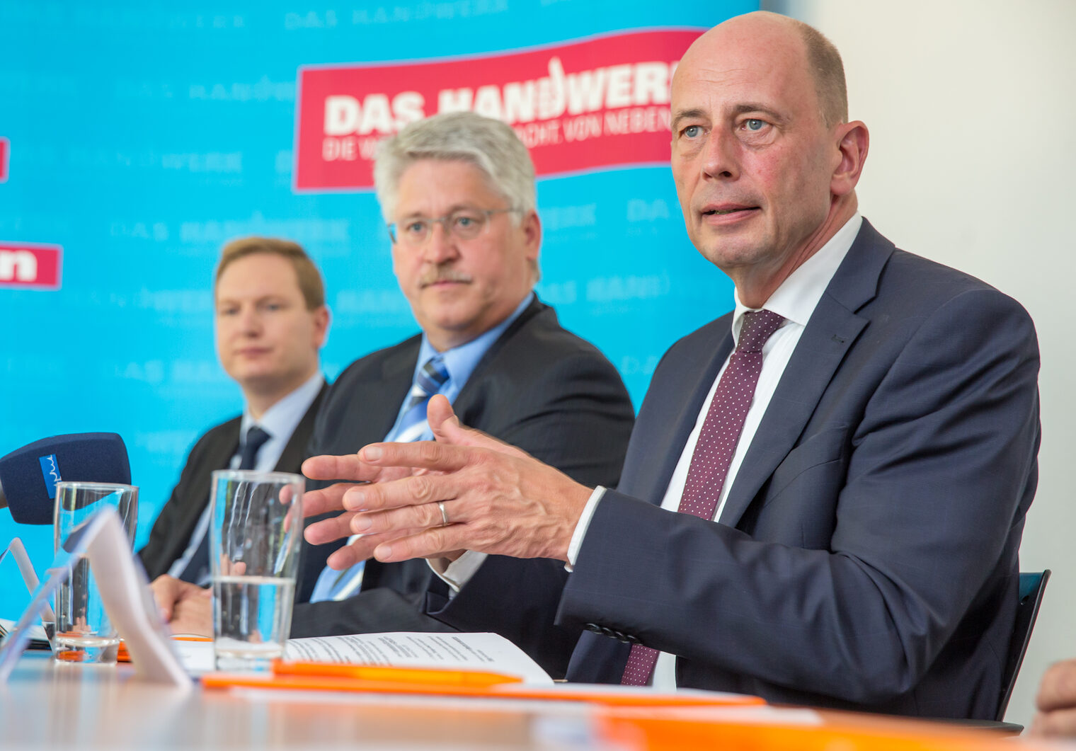 Wirtschaftsminister Wolfgang Tiefensee (SPD) spricht am 15.07.2015 bei der DMF Werkzeugbau GmbH in Nohra. Die Handwerkskammer Erfurt hatte mit der "Tour de Handwerk - Handwerk ist digital" zu einer Besichtigung von Handwerksbetrieben eingeladen.