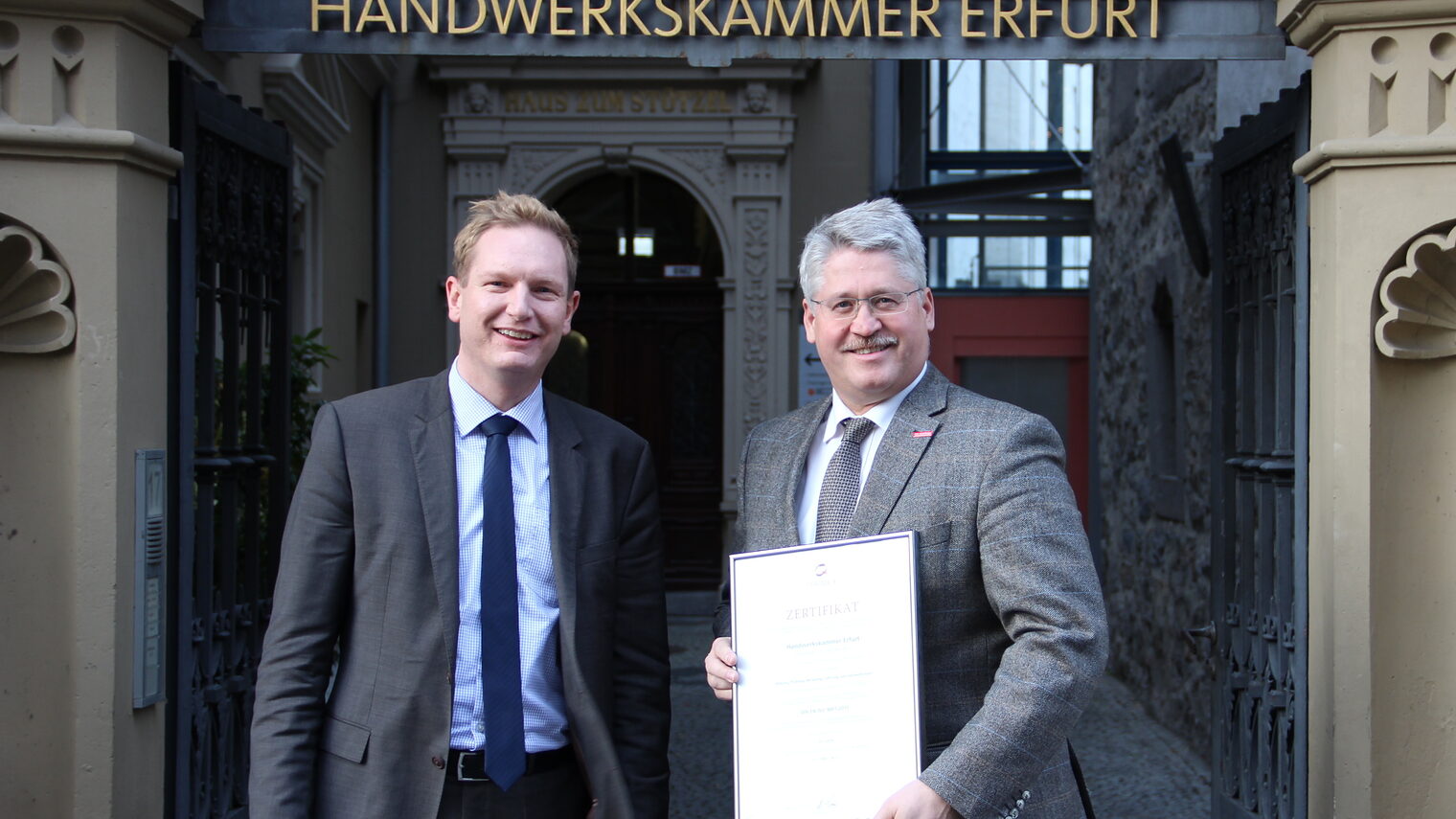 Hauptgeschäftsführer Thomas Malcherek (re.) und der QM-Beauftragte der Handwerkskammer Erfurt, Tobias Hinz, nahmen die Zertifizierungsurkunde entgegen.