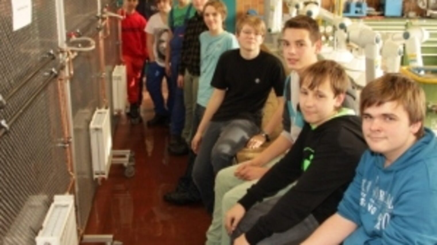 Es wurde warm: Die Jungs der Berfusstartwoche in der SHK-Werkstatt installierten zusammen mit Ausbilder Heiko Schneider erfolgreich eine Heizungsanlage mit insgesamt fünf Heizkörpern. 