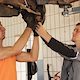 "Ich will abends sehen was ich geschafft habe. Deshalb macht mir die Ausbildung richtig viel Spaß." Philipp Ponick (rechts) studierte zunächst zwei Semester Lehramt. Jetzt ist er Lehrling und hilft Eric Locher bei der Fahrzeugreparatur. 