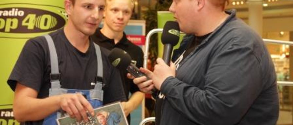 Siegerinterview: Martin Beindorf siegte beim "heißen Draht" gegen Nick und sicherte sich die 100 Euro. Kewin Dietzel (Mitte) war der Oberschiedsrichter. Nick zockte dieses Mal im Anger 1 in Erfurt. Siegerinterview: Martin Beindorf siegte beim "heißen Draht" gegen Nick und sicherte sich die 100 Euro. Kewin Dietzel (Mitte) war der Oberschiedsrichter. Nick zockte dieses Mal im Anger 1 in Erfurt.