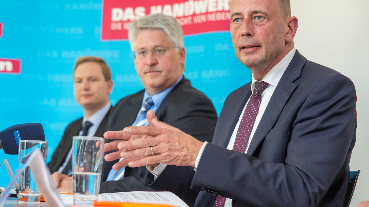 Wirtschaftsminister Wolfgang Tiefensee (SPD) spricht am 15.07.2015 bei der DMF Werkzeugbau GmbH in Nohra. Die Handwerkskammer Erfurt hatte mit der "Tour de Handwerk - Handwerk ist digital" zu einer Besichtigung von Handwerksbetrieben eingeladen.