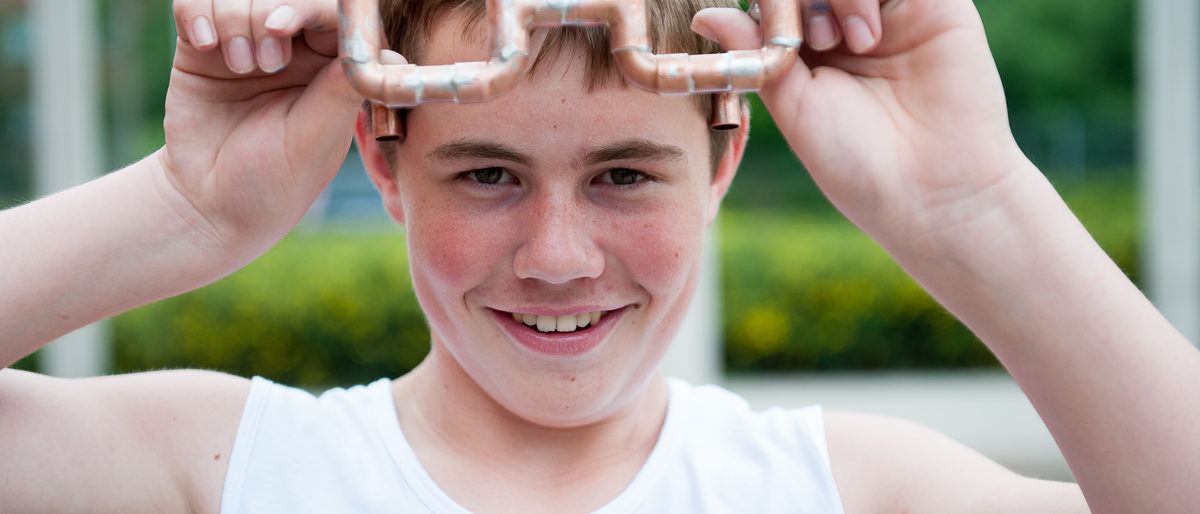 Coole Aktionen gab es beim Sommercamp 2015: Marc mit seiner Brille aus Kupferrohr Foto: Rainer Aschenbrenner/Curcuma Medien Coole Aktionen gab es beim Sommercamp 2015: Marc mit seiner Brille aus Kupferrohr Foto: Rainer Aschenbrenner/Curcuma Medien