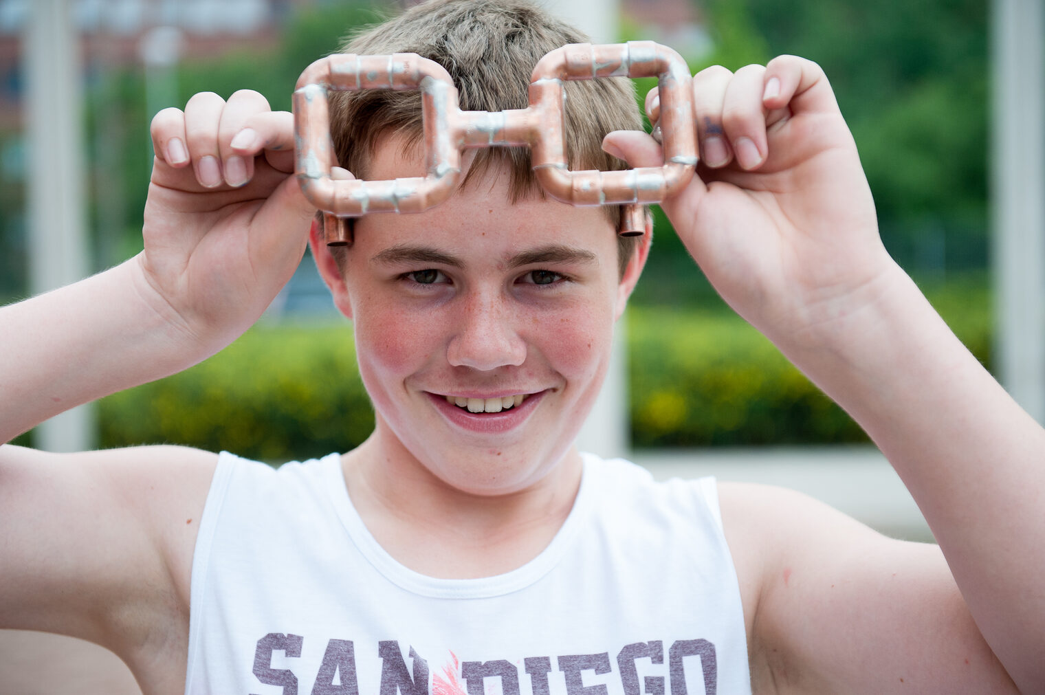 Coole Aktionen gab es beim Sommercamp 2015: Marc mit seiner Brille aus Kupferrohr Foto: Rainer Aschenbrenner/Curcuma Medien