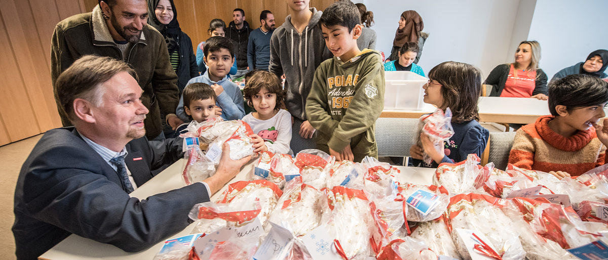 Erfurt - 22.12.2015: Präsident Lobenstein übergit über 80 Welcome-Stollen an Flüchtlinge in der Thüringenhalle. Erfurt - 22.12.2015: Präsident Lobenstein übergit über 80 Welcome-Stollen an Flüchtlinge in der Thüringenhalle.