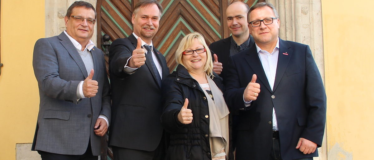 Daumen hoch für das Handwerk. Rüdiger Eisenbrand, Bürgermeister Apolda, Stefan Lobenstein, Präsident des Thüringer Handwerkstags, Steffi Grimm, Kreishandwerkerschaft Mittelthüringen, Thomas Schulz, Stadtverwaltung Apolda und Holger Prüfer, Kreishandwerksmeister, Kreishandwerkerschaft Mittelthüringen vor dem Rathaus in Apolda. Daumen hoch für das Handwerk. Rüdiger Eisenbrand, Bürgermeister Apolda, Stefan Lobenstein, Präsident des Thüringer Handwerkstags, Steffi Grimm, Kreishandwerkerschaft Mittelthüringen, Thomas Schulz, Stadtverwaltung Apolda und Holger Prüfer, Kreishandwerksmeister, Kreishandwerkerschaft Mittelthüringen vor dem Rathaus in Apolda.