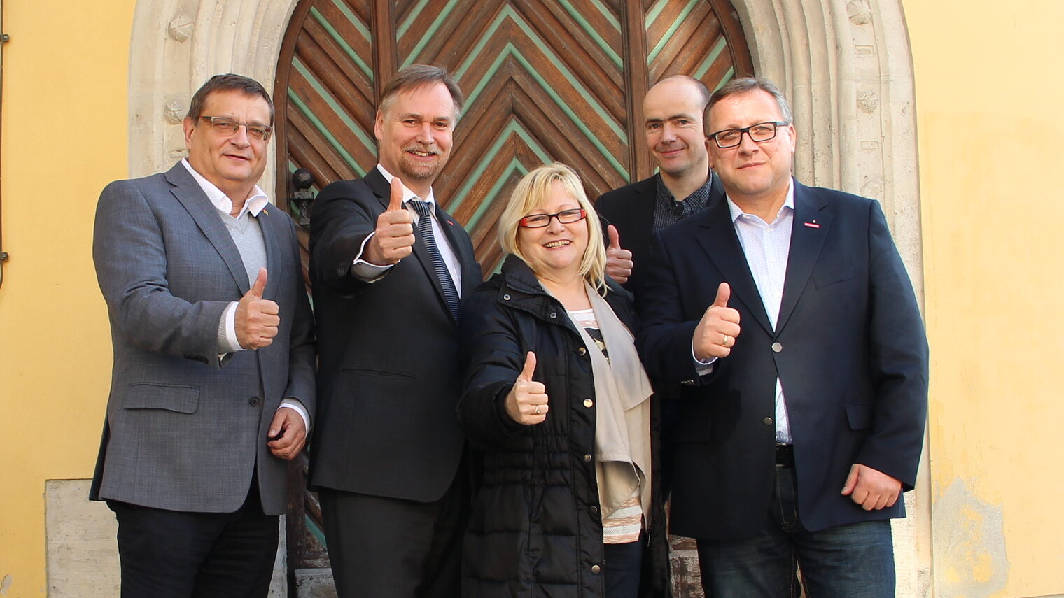 Daumen hoch für das Handwerk. Rüdiger Eisenbrand, Bürgermeister Apolda, Stefan Lobenstein, Präsident des Thüringer Handwerkstags, Steffi Grimm, Kreishandwerkerschaft Mittelthüringen, Thomas Schulz, Stadtverwaltung Apolda und Holger Prüfer, Kreishandwerksmeister, Kreishandwerkerschaft Mittelthüringen vor dem Rathaus in Apolda.