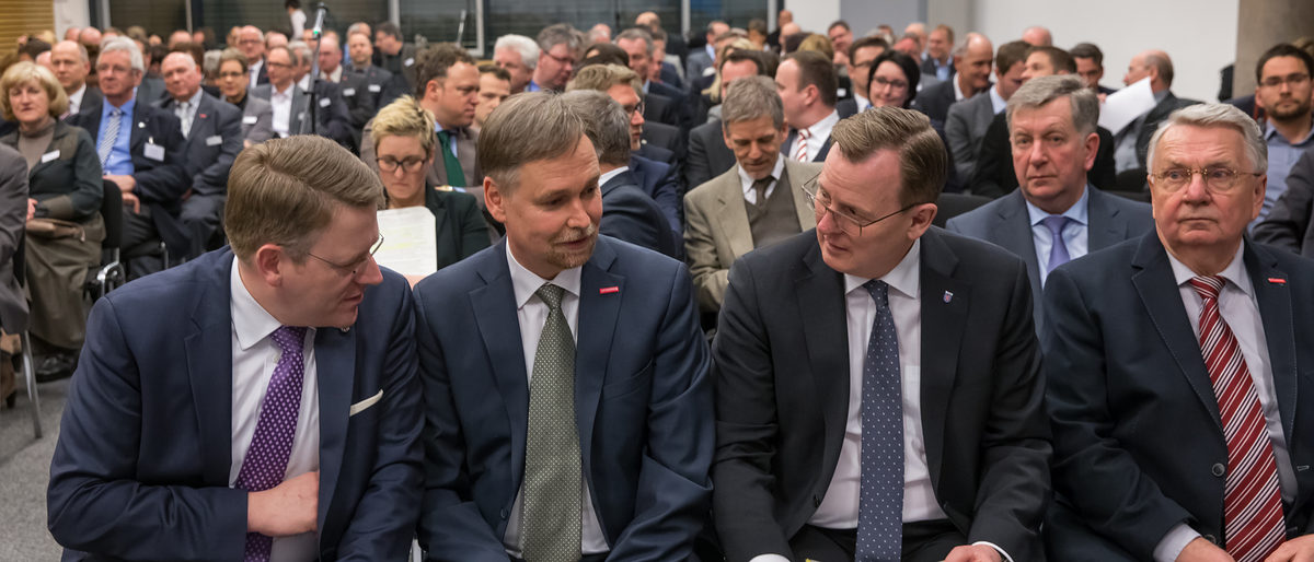 Handwerk und Politik im Gespräch - Stefan Lobenstein, Präsident des Thüringer Handwerktages (Mitte) im Gespräch mit Landtagspräsident Christian Carius (links), Ministerpräsident Ramelow und Klaus Nützel, Präsident HWK Ostthüringen. Handwerk und Politik im Gespräch - Stefan Lobenstein, Präsident des Thüringer Handwerktages (Mitte) im Gespräch mit Landtagspräsident Christian Carius (links), Ministerpräsident Ramelow und Klaus Nützel, Präsident HWK Ostthüringen.