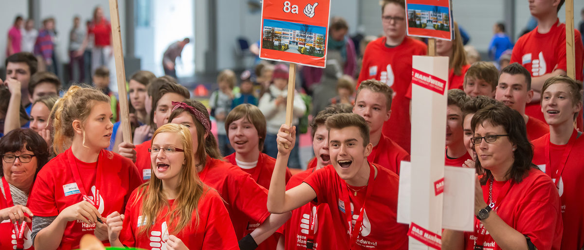Schueler wetteifern am 20.04.2016 auf der Messe in Erfurt ( Thueringen ) beim grossen Finale des Wettbewerbs "Klasse Handwerk" miteinander. Die Klasse 8a der Grund- und Regelschule ¿ Käthe Kollwitz ¿ in Nordhausen konnten sich gegen die zweitplazierte Klasse 8 der AWO-Schloss-Schule in Neustadt/Orla und die Klasse 8a der Lautenbergschule in Suhl durchsetzen. Der Sieger erhaelt 1000 Euro für die Klassenkasse, jeweils 500 oder 300 Euro die Plätze zwei und drei. Foto: Michael Reichel/arifoto.de Schueler wetteifern am 20.04.2016 auf der Messe in Erfurt ( Thueringen ) beim grossen Finale des Wettbewerbs "Klasse Handwerk" miteinander. Die Klasse 8a der Grund- und Regelschule ¿ Käthe Kollwitz ¿ in Nordhausen konnten sich gegen die zweitplazierte Klasse 8 der AWO-Schloss-Schule in Neustadt/Orla und die Klasse 8a der Lautenbergschule in Suhl durchsetzen. Der Sieger erhaelt 1000 Euro für die Klassenkasse, jeweils 500 oder 300 Euro die Plätze zwei und drei. Foto: Michael Reichel/arifoto.de Schlagwort(e): lth, Handwerk, Schulen