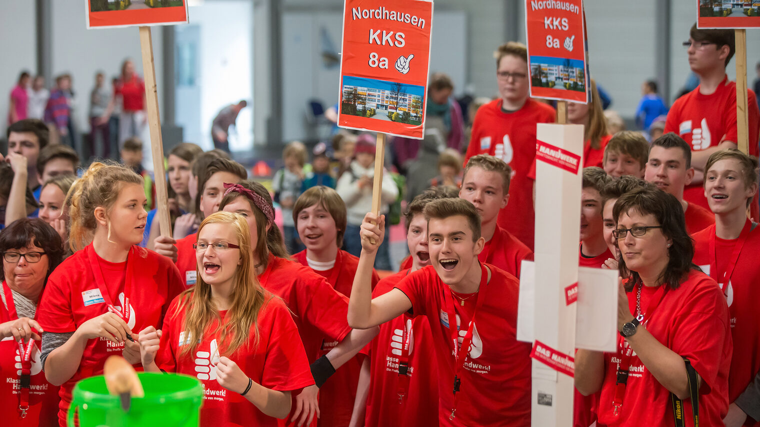 Schueler wetteifern am 20.04.2016 auf der Messe in Erfurt ( Thueringen ) beim grossen Finale des Wettbewerbs "Klasse Handwerk" miteinander. Die Klasse 8a der Grund- und Regelschule ¿ Käthe Kollwitz ¿ in Nordhausen konnten sich gegen die zweitplazierte Klasse 8 der AWO-Schloss-Schule in Neustadt/Orla und die Klasse 8a der Lautenbergschule in Suhl durchsetzen. Der Sieger erhaelt 1000 Euro für die Klassenkasse, jeweils 500 oder 300 Euro die Plätze zwei und drei. Foto: Michael Reichel/arifoto.de Schlagwort(e): lth, Handwerk, Schulen