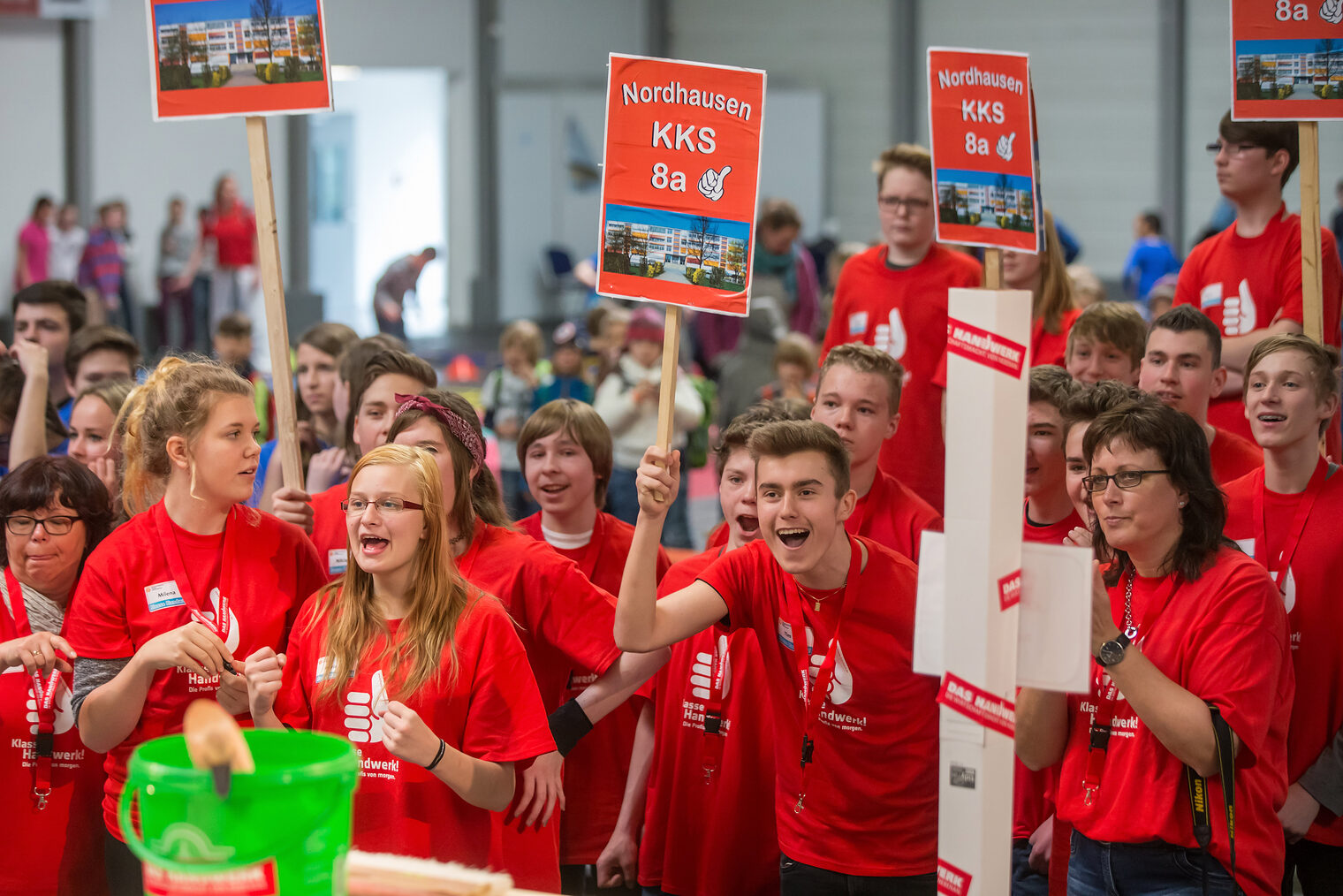 Schueler wetteifern am 20.04.2016 auf der Messe in Erfurt ( Thueringen ) beim grossen Finale des Wettbewerbs "Klasse Handwerk" miteinander. Die Klasse 8a der Grund- und Regelschule ¿ Käthe Kollwitz ¿ in Nordhausen konnten sich gegen die zweitplazierte Klasse 8 der AWO-Schloss-Schule in Neustadt/Orla und die Klasse 8a der Lautenbergschule in Suhl durchsetzen. Der Sieger erhaelt 1000 Euro für die Klassenkasse, jeweils 500 oder 300 Euro die Plätze zwei und drei. Foto: Michael Reichel/arifoto.de Schlagwort(e): lth, Handwerk, Schulen