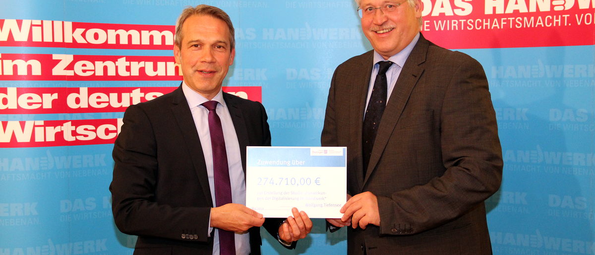 Georg Maier, Staatssekretär im Thüringer Ministerium für Wirtschaft, Wissenschaft und Digitale Gesellschaft übergibt Thomas Malcherek, Hauptgeschäftsführer der Handwerkskammer Erfurt den Zuwendungsbescheid für die Studie ¿Auswirkungen der Digitalisierung im Handwerk¿ Georg Maier, Staatssekretär im Thüringer Ministerium für Wirtschaft, Wissenschaft und Digitale Gesellschaft übergibt Thomas Malcherek, Hauptgeschäftsführer der Handwerkskammer Erfurt den Zuwendungsbescheid für die Studie ¿Auswirkungen der Digitalisierung im Handwerk¿
