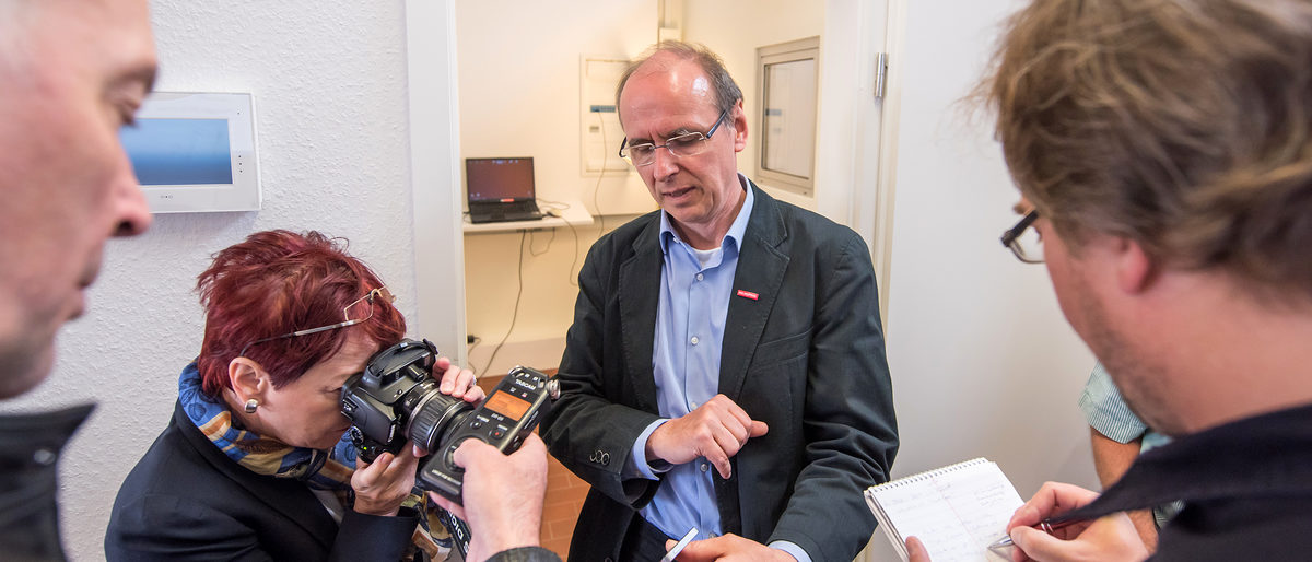 Frank Oelze informiert im Berufsbildungszentrum der Handwerkskammer Erfurt die Teilnehmer der Pressetour "Sicher zu Hause" über den SMART-Home Bereich im Kompetenzzentrum für Sicherheitssysteme. Im Bild, eine mobile Lösung für Smartphones zur Überwachung des SMART-Home Bereichs. Foto: Thomas Müller Frank Oelze informiert im Berufsbildungszentrum der Handwerkskammer Erfurt die Teilnehmer der Pressetour "Sicher zu Hause" über den SMART-Home Bereich im Kompetenzzentrum für Sicherheitssysteme. Im Bild, eine mobile Lösung für Smartphones zur Überwachung des SMART-Home Bereichs. Foto: Thomas Müller