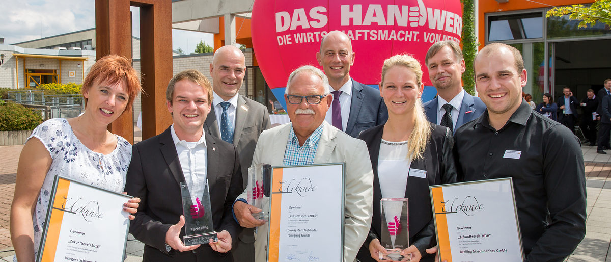 Die Preisträger der Zukunftspreise 2016 der Handwerkskammer Erfurt in den Kategorien Fachkraefte (l-r), Nachhaltigkeit und Innovation am 15.08.2016 in Erfurt. Vordere Reihe: Verena Raacke, Michael Fuhlrott, Rainer Breitenstein, Franziska Grebing, Heiner Auerbach. Hintere Reihe: Rektor Volker Zerbe (FH Erfurt) Wirtschaftssminister Wolfgang Tiefensee (SPD) und HWK- Präsident Stefan Lobenstein (von links). Die Preisträger der Zukunftspreise 2016 der Handwerkskammer Erfurt in den Kategorien Fachkraefte (l-r), Nachhaltigkeit und Innovation am 15.08.2016 in Erfurt. Hintere Reihe: Rektor Volker Zerbe (FH Erfurt) Wirtschaftssminister Wolfgang Tiefensee (SPD) und HWK- Präsident Stefan Lobenstein (von links).