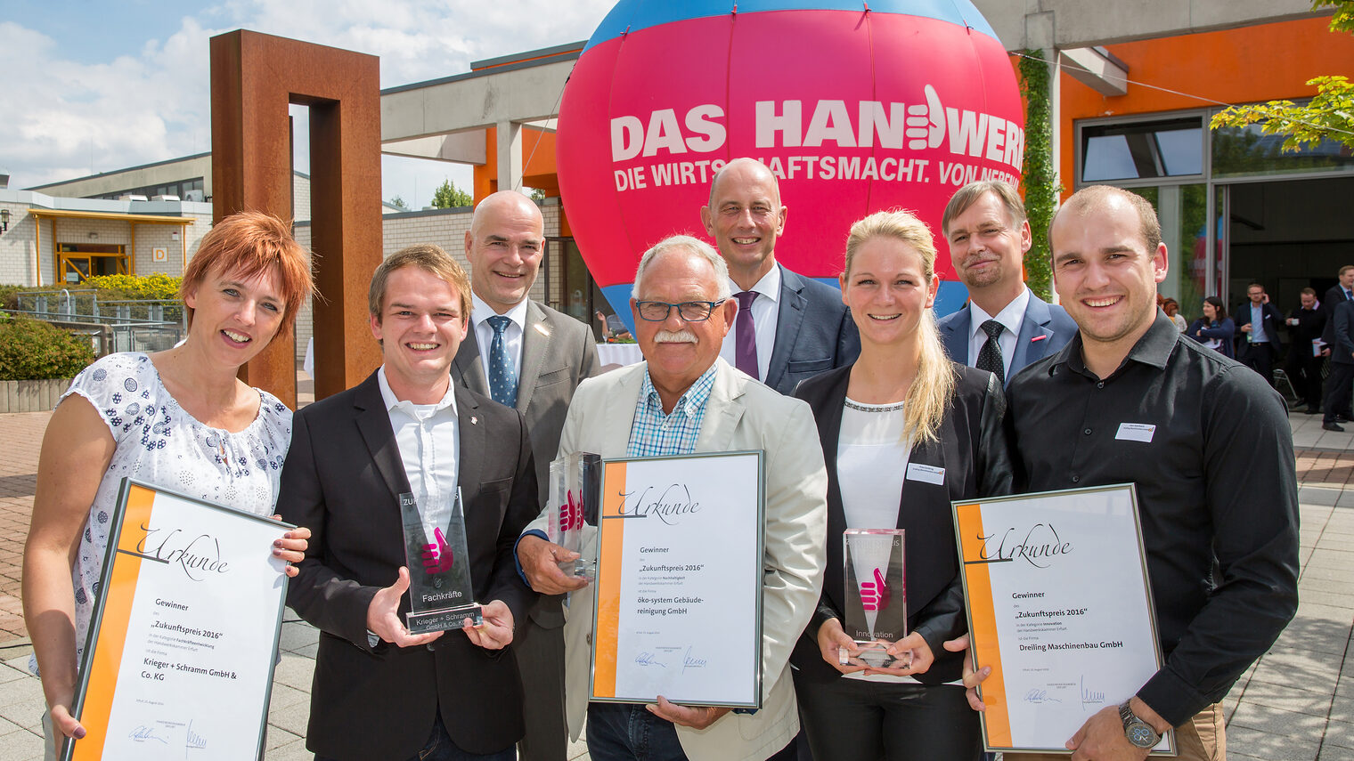 Die Preisträger der Zukunftspreise 2016 der Handwerkskammer Erfurt in den Kategorien Fachkraefte (l-r), Nachhaltigkeit und Innovation am 15.08.2016 in Erfurt. Hintere Reihe: Rektor Volker Zerbe (FH Erfurt) Wirtschaftssminister Wolfgang Tiefensee (SPD) und HWK- Präsident Stefan Lobenstein (von links). 