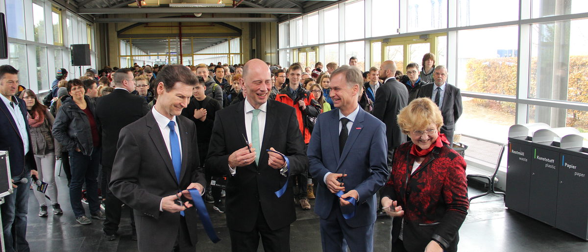 Traditionell eröffnen Vertreter der drei Organisatoren gemeinsam mit dem Wirtschaftsminister das Forum Berufsstart mit einem symbolischen Akt. Von rechts: Beatrice Ströhl, Agentur für Arbeit Erfurt, Stefan Lobenstein, Präsident Handwerkskammer Erfurt, Wirtschaftsminister Wolfgang Tiefensee und Gerald Grusser, Hauptgeschäftsführer IHK Erfurt. Traditionell eröffnen Vertreter der drei Organisatoren gemeinsam mit dem Wirtschaftsminister das Forum Berufsstart mit einem symbolischen Akt. Von rechts: Beatrice Ströhl, Agentur für Arbeit Erfurt, Stefan Lobenstein, Präsident Handwerkskammer Erfurt, Wirtschaftsminister Wolfgang Tiefensee und Gerald Grusser, Hauptgeschäftsführer IHK Erfurt.