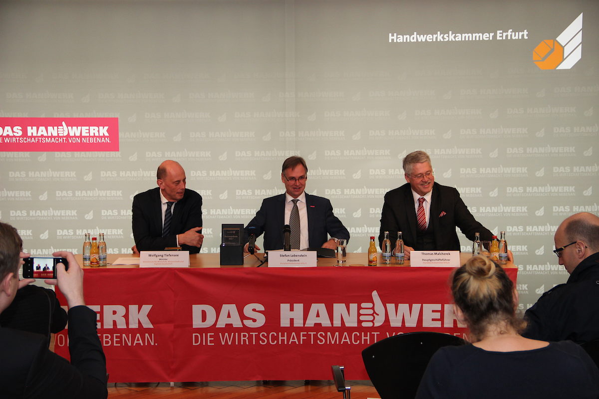 Pressekonferenz zum Jahresauftakt. Auf dem Podium Thüringens Wirtschaftsminister Wolfgang Tiefensee, Kammerpräsident Stefan Lobenstein und Hauptgeschäftsführer Thomas Malcherek (v.l.).