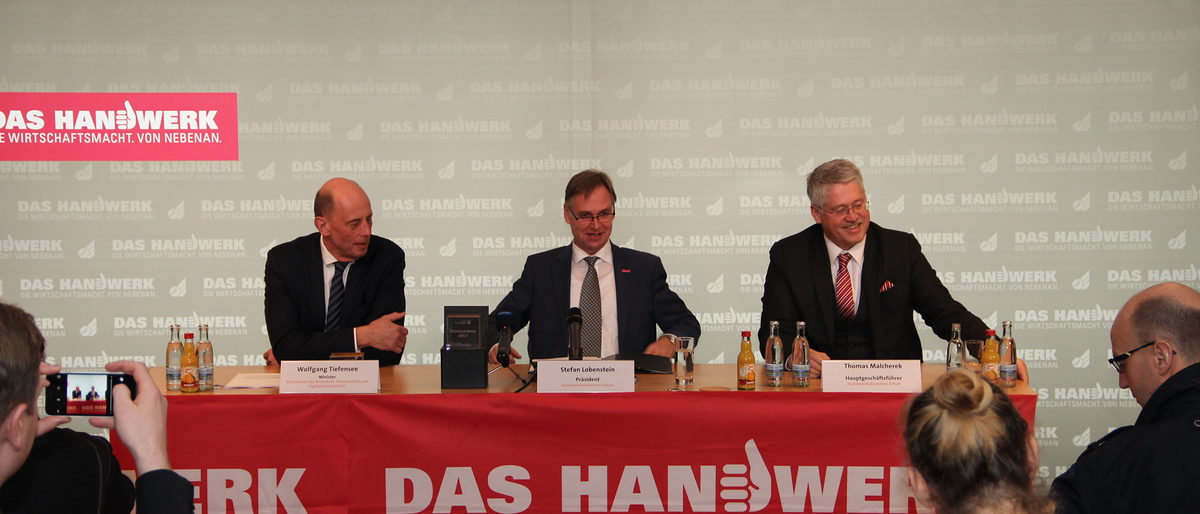 Pressekonferenz zum Jahresauftakt. Auf dem Podium Thüringens Wirtschaftsminister Wolfgang Tiefensee, Kammerpräsident Stefan Lobenstein und Hauptgeschäftsführer Thomas Malcherek (v.l.). Pressekonferenz zum Jahresauftakt. Auf dem Podium Thüringens Wirtschaftsminister Wolfgang Tiefensee, Kammerpräsident Stefan Lobenstein und Hauptgeschäftsführer Thomas Malcherek (v.l.).