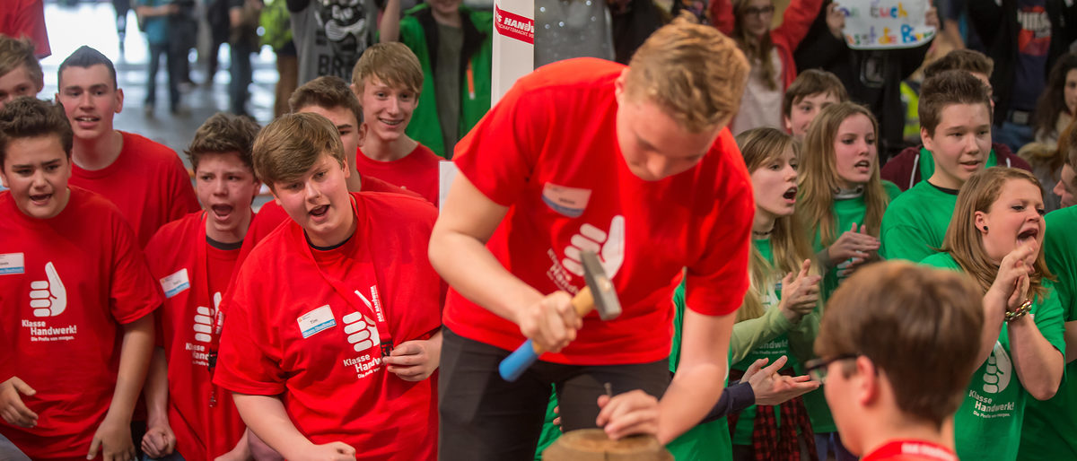 Schueler wetteifern am 20.04.2016 auf der Messe in Erfurt ( Thueringen ) beim grossen Finale des Wettbewerbs "Klasse Handwerk" miteinander. Die Klasse 8a der Grund- und Regelschule ¿ Käthe Kollwitz ¿ in Nordhausen konnten sich gegen die zweitplazierte Klasse 8 der AWO-Schloss-Schule in Neustadt/Orla und die Klasse 8a der Lautenbergschule in Suhl durchsetzen. Der Sieger erhaelt 1000 Euro für die Klassenkasse, jeweils 500 oder 300 Euro die Plätze zwei und drei. Foto: Michael Reichel/arifoto.de Schueler wetteifern am 20.04.2016 auf der Messe in Erfurt ( Thueringen ) beim grossen Finale des Wettbewerbs "Klasse Handwerk" miteinander. Die Klasse 8a der Grund- und Regelschule ¿ Käthe Kollwitz ¿ in Nordhausen konnten sich gegen die zweitplazierte Klasse 8 der AWO-Schloss-Schule in Neustadt/Orla und die Klasse 8a der Lautenbergschule in Suhl durchsetzen. Der Sieger erhaelt 1000 Euro für die Klassenkasse, jeweils 500 oder 300 Euro die Plätze zwei und drei. Foto: Michael Reichel/arifoto.de Schlagwort(e): lth, Handwerk, Schulen