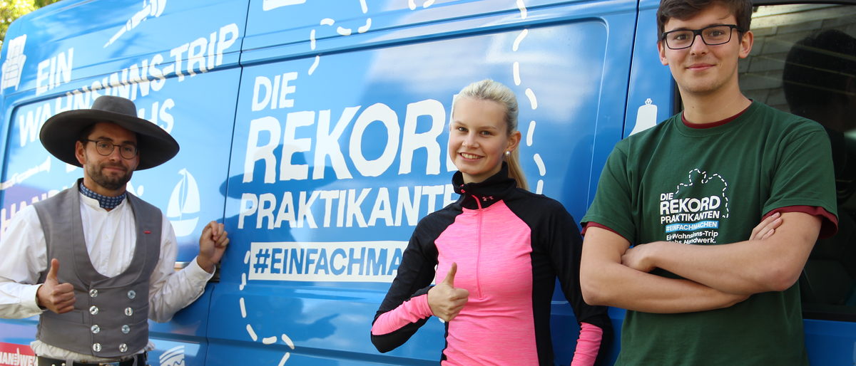 Matthias Sack (Geschäftsführer ERSA Bau GmbH) motiviert die Rekordpraktikanten Charly (mitte) und Marvin (rechts) vor ihrem Einsatz. Rekordpraktikanten mit Matthias Sack
