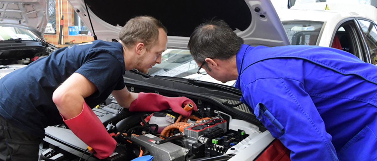 Modern Ausgestattet - Kfz-Spezialwerkstatt für Elektro-und Hybridfahrzeuge im Berufsbildungszentrum der Handwerkskammer Erfurt Modern Ausgestattet - Kfz-Spezialwerkstatt für Elektro-und Hybridfahrzeuge im Berufsbildungszentrum der Handwerkskammer Erfurt