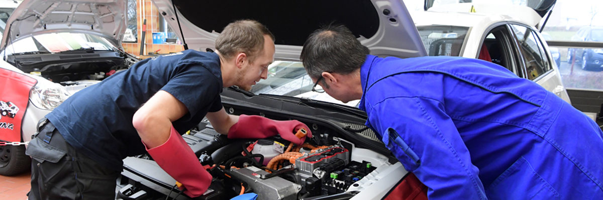 Modern Ausgestattet - Kfz-Spezialwerkstatt für Elektro-und Hybridfahrzeuge im Berufsbildungszentrum der Handwerkskammer Erfurt Modern Ausgestattet - Kfz-Spezialwerkstatt für Elektro-und Hybridfahrzeuge im Berufsbildungszentrum der Handwerkskammer Erfurt