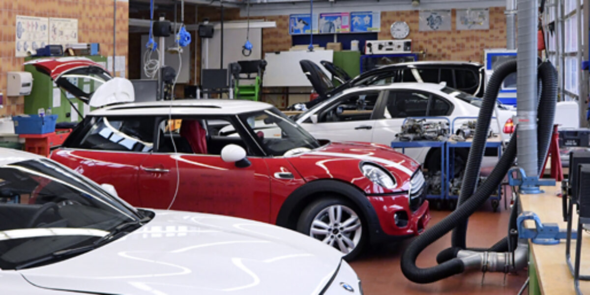 Modern ausgestattete Kfz-Werkstatt in unsrem Berufsbildungszentrum Modern ausgestattete Kfz-Werkstatt in unsrem Berufsbildungszentrum