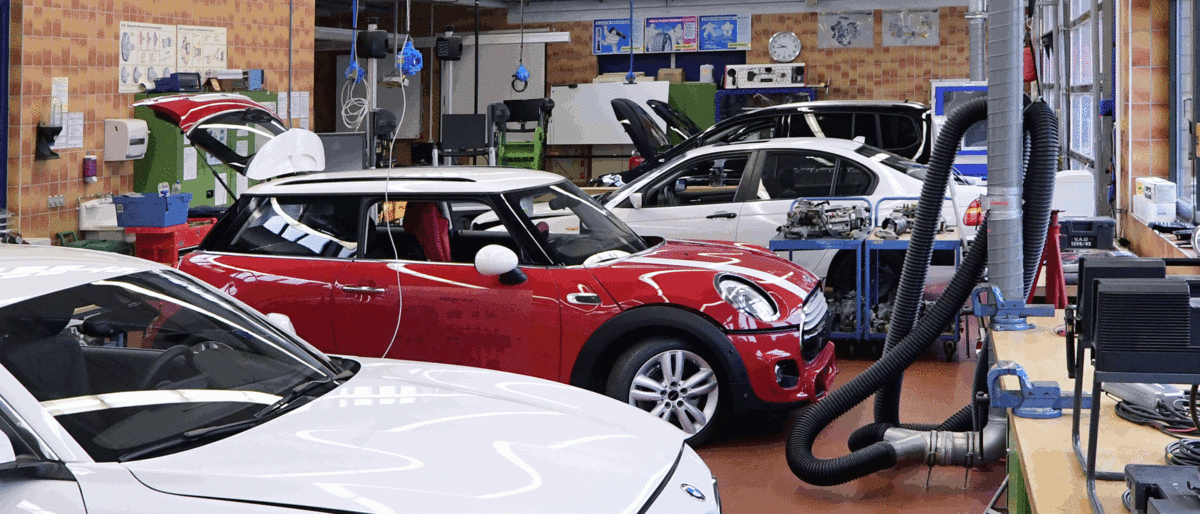 Modern ausgestattete Kfz-Werkstatt im Berufsbildungszentrum Modern ausgestattete Kfz-Werkstatt im Berufsbildungszentrum