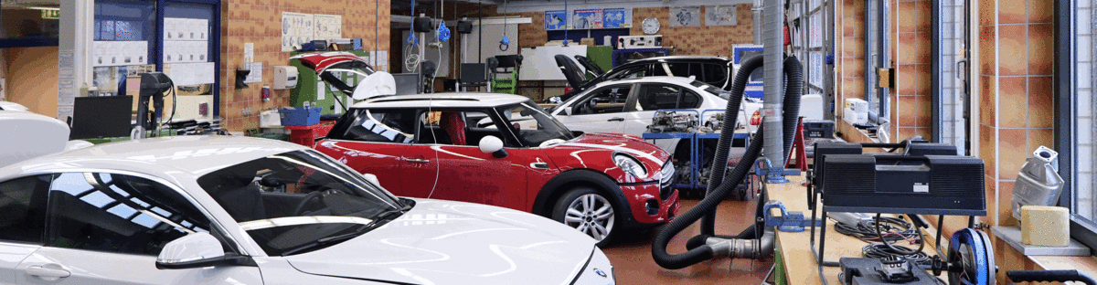 Modern ausgestattete Kfz-Werkstatt im Berufsbildungszentrum Modern ausgestattete Kfz-Werkstatt im Berufsbildungszentrum