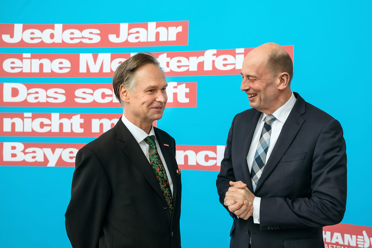 Am Samstag, den 17. Februar 2018, war es soweit: 200 Jungmeisterinnen und Jungmeister aus Mittel- und Nordthüringen erhielten bei der Meisterfeier der Handwerkskammer Erfurt ihre Meisterbriefe und feierten diesen Anlass mit 600 Gästen in der Erfurter Messe. Meisterfeier der Handwerkskammer Erfurt am 17.02.2018 auf der Messe Erfurt (Thüringen) Foto: Michael Reichel /arifoto.de Schlagwort(e): lth
