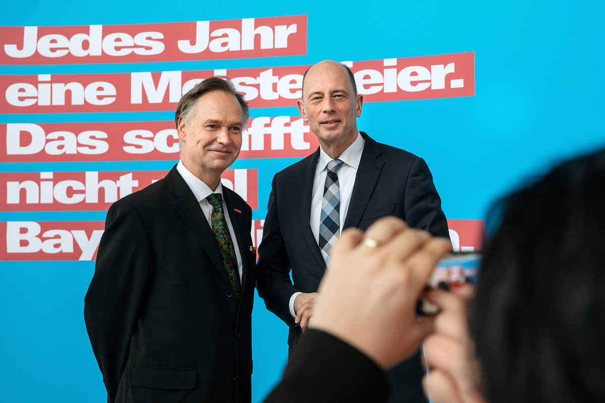 Am Samstag, den 17. Februar 2018, war es soweit: 200 Jungmeisterinnen und Jungmeister aus Mittel- und Nordthüringen erhielten bei der Meisterfeier der Handwerkskammer Erfurt ihre Meisterbriefe und feierten diesen Anlass mit 600 Gästen in der Erfurter Messe. Meisterfeier der Handwerkskammer Erfurt am 17.02.2018 auf der Messe Erfurt (Thüringen) Foto: Michael Reichel /arifoto.de Schlagwort(e): lth