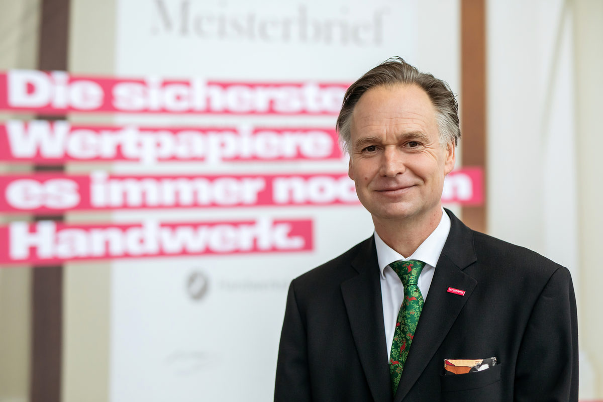 Am Samstag, den 17. Februar 2018, war es soweit: 200 Jungmeisterinnen und Jungmeister aus Mittel- und Nordthüringen erhielten bei der Meisterfeier der Handwerkskammer Erfurt ihre Meisterbriefe und feierten diesen Anlass mit 600 Gästen in der Erfurter Messe. Meisterfeier der Handwerkskammer Erfurt am 17.02.2018 auf der Messe Erfurt (Thüringen) Foto: Michael Reichel /arifoto.de Schlagwort(e): lth
