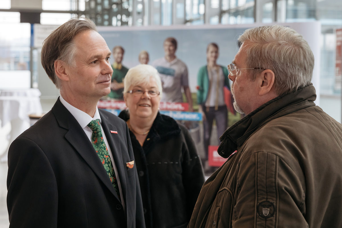 Am Samstag, den 17. Februar 2018, war es soweit: 200 Jungmeisterinnen und Jungmeister aus Mittel- und Nordthüringen erhielten bei der Meisterfeier der Handwerkskammer Erfurt ihre Meisterbriefe und feierten diesen Anlass mit 600 Gästen in der Erfurter Messe. Meisterfeier der Handwerkskammer Erfurt am 17.02.2018 auf der Messe Erfurt (Thüringen) Foto: Michael Reichel /arifoto.de Schlagwort(e): lth