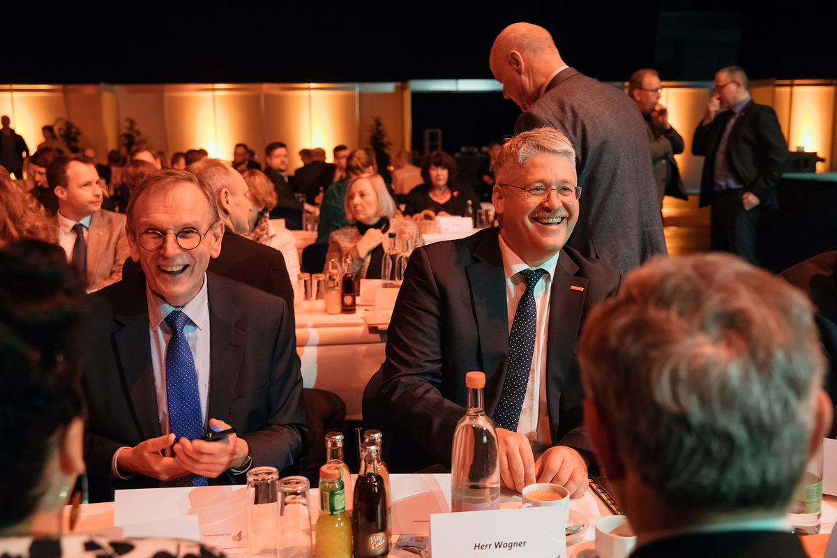 Am Samstag, den 17. Februar 2018, war es soweit: 200 Jungmeisterinnen und Jungmeister aus Mittel- und Nordthüringen erhielten bei der Meisterfeier der Handwerkskammer Erfurt ihre Meisterbriefe und feierten diesen Anlass mit 600 Gästen in der Erfurter Messe. Meisterfeier der Handwerkskammer Erfurt am 17.02.2018 auf der Messe Erfurt (Thüringen) Foto: Michael Reichel /arifoto.de Schlagwort(e): lth
