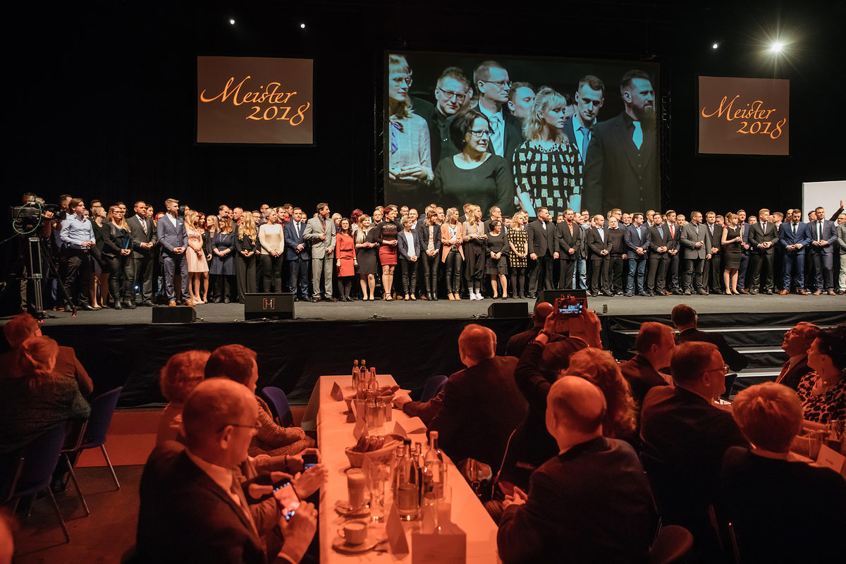 Am Samstag, den 17. Februar 2018, war es soweit: 200 Jungmeisterinnen und Jungmeister aus Mittel- und Nordthüringen erhielten bei der Meisterfeier der Handwerkskammer Erfurt ihre Meisterbriefe und feierten diesen Anlass mit 600 Gästen in der Erfurter Messe. Meisterfeier der Handwerkskammer Erfurt am 17.02.2018 auf der Messe Erfurt (Thüringen) Foto: Michael Reichel /arifoto.de Schlagwort(e): lth