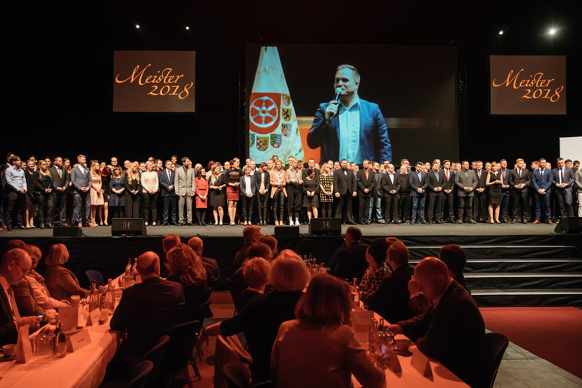 Am Samstag, den 17. Februar 2018, war es soweit: 200 Jungmeisterinnen und Jungmeister aus Mittel- und Nordthüringen erhielten bei der Meisterfeier der Handwerkskammer Erfurt ihre Meisterbriefe und feierten diesen Anlass mit 600 Gästen in der Erfurter Messe. Meisterfeier der Handwerkskammer Erfurt am 17.02.2018 auf der Messe Erfurt (Thüringen) Foto: Michael Reichel /arifoto.de Schlagwort(e): lth