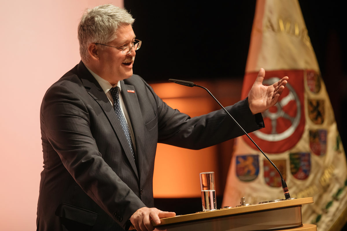 Am Samstag, den 17. Februar 2018, war es soweit: 200 Jungmeisterinnen und Jungmeister aus Mittel- und Nordthüringen erhielten bei der Meisterfeier der Handwerkskammer Erfurt ihre Meisterbriefe und feierten diesen Anlass mit 600 Gästen in der Erfurter Messe. Meisterfeier der Handwerkskammer Erfurt am 17.02.2018 auf der Messe Erfurt (Thüringen) Foto: Michael Reichel /arifoto.de Schlagwort(e): lth