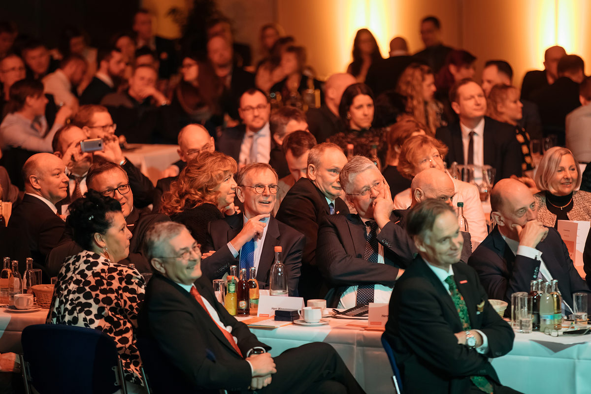 Am Samstag, den 17. Februar 2018, war es soweit: 200 Jungmeisterinnen und Jungmeister aus Mittel- und Nordthüringen erhielten bei der Meisterfeier der Handwerkskammer Erfurt ihre Meisterbriefe und feierten diesen Anlass mit 600 Gästen in der Erfurter Messe. Meisterfeier der Handwerkskammer Erfurt am 17.02.2018 auf der Messe Erfurt (Thüringen) Foto: Michael Reichel /arifoto.de Schlagwort(e): lth