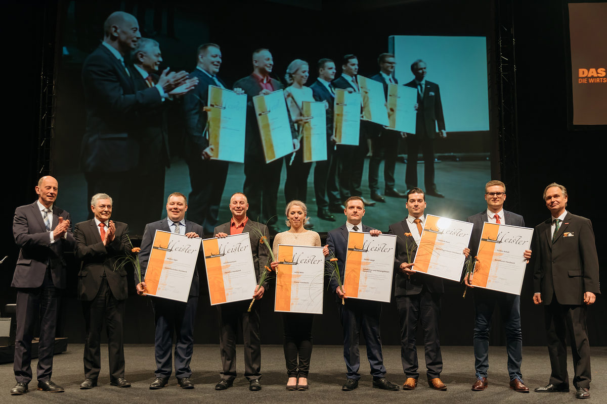 Am Samstag, den 17. Februar 2018, war es soweit: 200 Jungmeisterinnen und Jungmeister aus Mittel- und Nordthüringen erhielten bei der Meisterfeier der Handwerkskammer Erfurt ihre Meisterbriefe und feierten diesen Anlass mit 600 Gästen in der Erfurter Messe. Meisterfeier der Handwerkskammer Erfurt am 17.02.2018 auf der Messe Erfurt (Thüringen) Foto: Michael Reichel /arifoto.de Schlagwort(e): lth