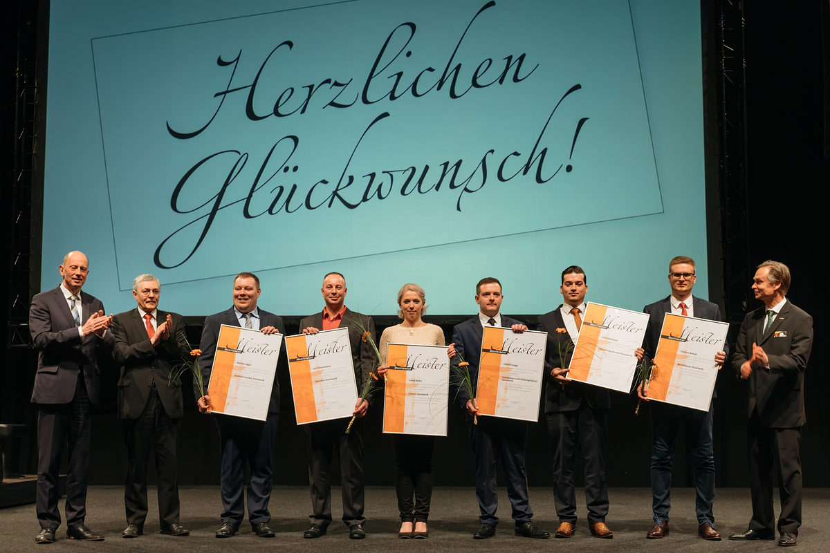 Am Samstag, den 17. Februar 2018, war es soweit: 200 Jungmeisterinnen und Jungmeister aus Mittel- und Nordthüringen erhielten bei der Meisterfeier der Handwerkskammer Erfurt ihre Meisterbriefe und feierten diesen Anlass mit 600 Gästen in der Erfurter Messe. Meisterfeier der Handwerkskammer Erfurt am 17.02.2018 auf der Messe Erfurt (Thüringen) Foto: Michael Reichel /arifoto.de Schlagwort(e): lth