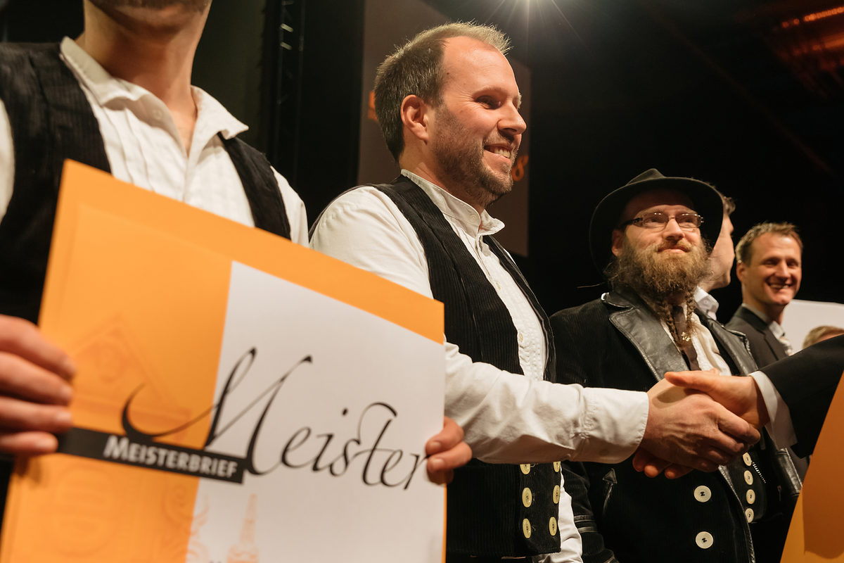 Am Samstag, den 17. Februar 2018, war es soweit: 200 Jungmeisterinnen und Jungmeister aus Mittel- und Nordthüringen erhielten bei der Meisterfeier der Handwerkskammer Erfurt ihre Meisterbriefe und feierten diesen Anlass mit 600 Gästen in der Erfurter Messe. Meisterfeier der Handwerkskammer Erfurt am 17.02.2018 auf der Messe Erfurt (Thüringen) Foto: Michael Reichel /arifoto.de Schlagwort(e): lth