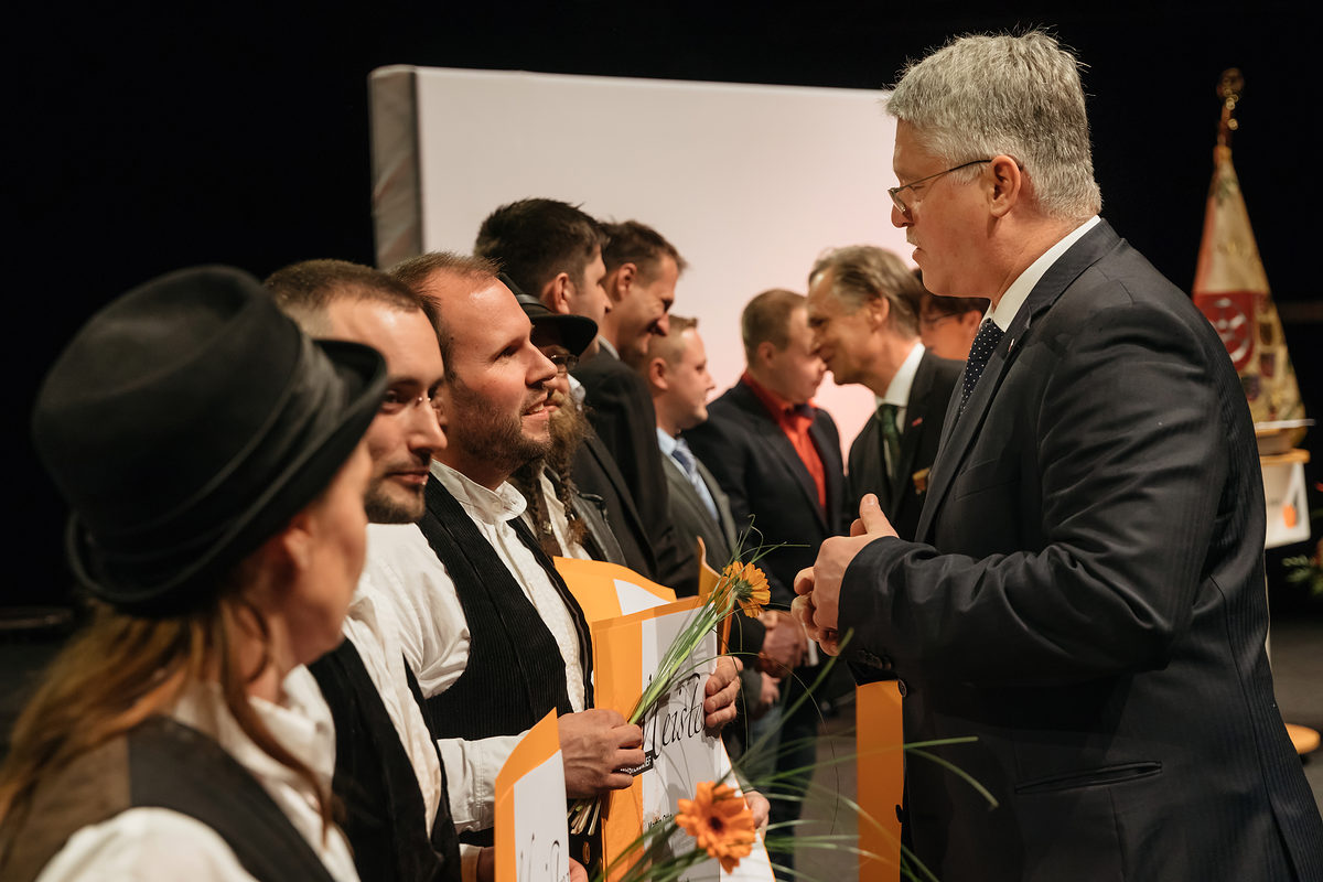 Am Samstag, den 17. Februar 2018, war es soweit: 200 Jungmeisterinnen und Jungmeister aus Mittel- und Nordthüringen erhielten bei der Meisterfeier der Handwerkskammer Erfurt ihre Meisterbriefe und feierten diesen Anlass mit 600 Gästen in der Erfurter Messe. Meisterfeier der Handwerkskammer Erfurt am 17.02.2018 auf der Messe Erfurt (Thüringen) Foto: Michael Reichel /arifoto.de Schlagwort(e): lth
