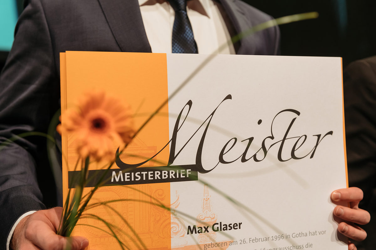 Am Samstag, den 17. Februar 2018, war es soweit: 200 Jungmeisterinnen und Jungmeister aus Mittel- und Nordthüringen erhielten bei der Meisterfeier der Handwerkskammer Erfurt ihre Meisterbriefe und feierten diesen Anlass mit 600 Gästen in der Erfurter Messe. Meisterfeier der Handwerkskammer Erfurt am 17.02.2018 auf der Messe Erfurt (Thüringen) Foto: Michael Reichel /arifoto.de Schlagwort(e): lth