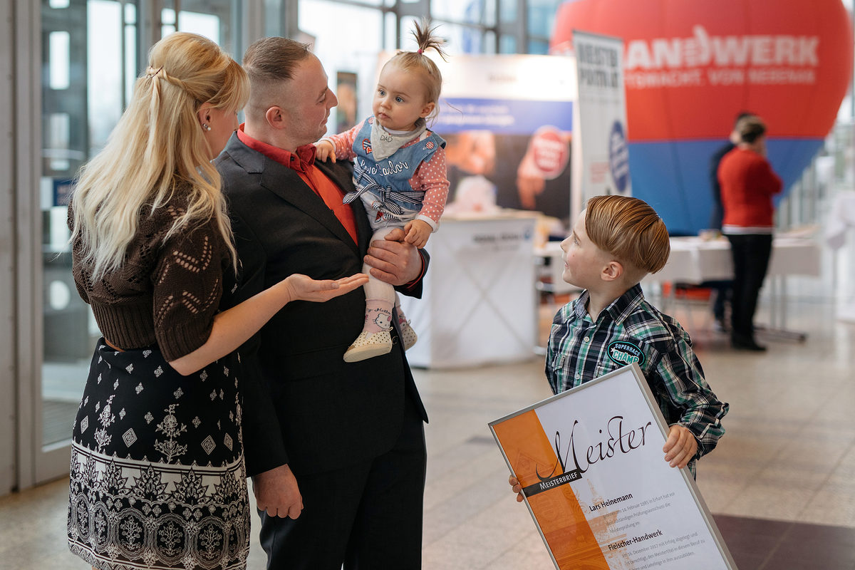 Am Samstag, den 17. Februar 2018, war es soweit: 200 Jungmeisterinnen und Jungmeister aus Mittel- und Nordthüringen erhielten bei der Meisterfeier der Handwerkskammer Erfurt ihre Meisterbriefe und feierten diesen Anlass mit 600 Gästen in der Erfurter Messe. Meisterfeier der Handwerkskammer Erfurt am 17.02.2018 auf der Messe Erfurt (Thüringen) Foto: Michael Reichel /arifoto.de Schlagwort(e): lth