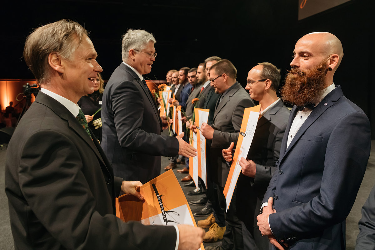 Am Samstag, den 17. Februar 2018, war es soweit: 200 Jungmeisterinnen und Jungmeister aus Mittel- und Nordthüringen erhielten bei der Meisterfeier der Handwerkskammer Erfurt ihre Meisterbriefe und feierten diesen Anlass mit 600 Gästen in der Erfurter Messe. Meisterfeier der Handwerkskammer Erfurt am 17.02.2018 auf der Messe Erfurt (Thüringen) Foto: Michael Reichel /arifoto.de Schlagwort(e): lth