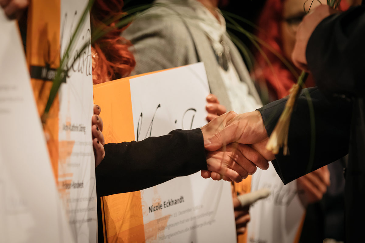 Am Samstag, den 17. Februar 2018, war es soweit: 200 Jungmeisterinnen und Jungmeister aus Mittel- und Nordthüringen erhielten bei der Meisterfeier der Handwerkskammer Erfurt ihre Meisterbriefe und feierten diesen Anlass mit 600 Gästen in der Erfurter Messe. Meisterfeier der Handwerkskammer Erfurt am 17.02.2018 auf der Messe Erfurt (Thüringen) Foto: Michael Reichel /arifoto.de Schlagwort(e): lth