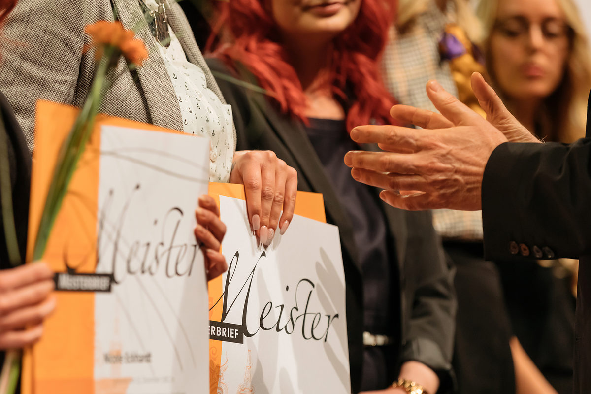 Am Samstag, den 17. Februar 2018, war es soweit: 200 Jungmeisterinnen und Jungmeister aus Mittel- und Nordthüringen erhielten bei der Meisterfeier der Handwerkskammer Erfurt ihre Meisterbriefe und feierten diesen Anlass mit 600 Gästen in der Erfurter Messe. Meisterfeier der Handwerkskammer Erfurt am 17.02.2018 auf der Messe Erfurt (Thüringen) Foto: Michael Reichel /arifoto.de Schlagwort(e): lth